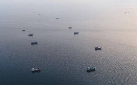 Oil Prices Climb as US-Iran Strikes Threaten Strait of Hormuz Reopening