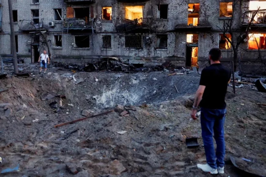 Russian Air Strikes Kill 13 in Kyiv After Zelensky Warns of Massive Attack